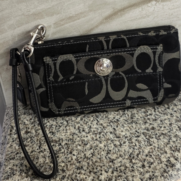 Coach Black Gray Signature C Silver Medallion est. 1941 Wristlet - Picture 1 of 9